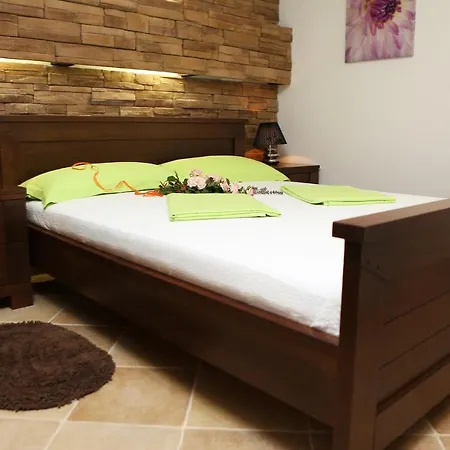 In 7027 Apartman *