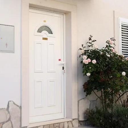 Apartman In 7027 *